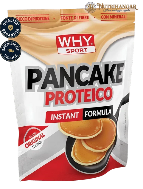 Preparato per Pancake Proteico Why Sport con accanto pancake cotti e frutta